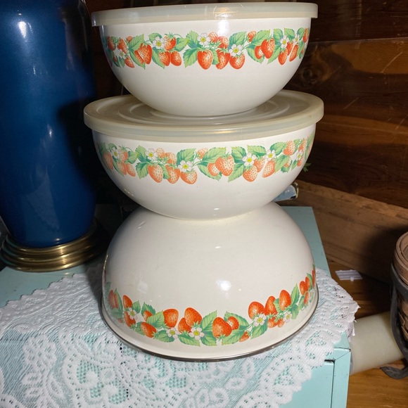 Vintage 11" & 8 1/2" Kobe
Kitchen Enamel Metal
Strawberry Bowls w/Lid set of 3 - Picture 5 of 9
